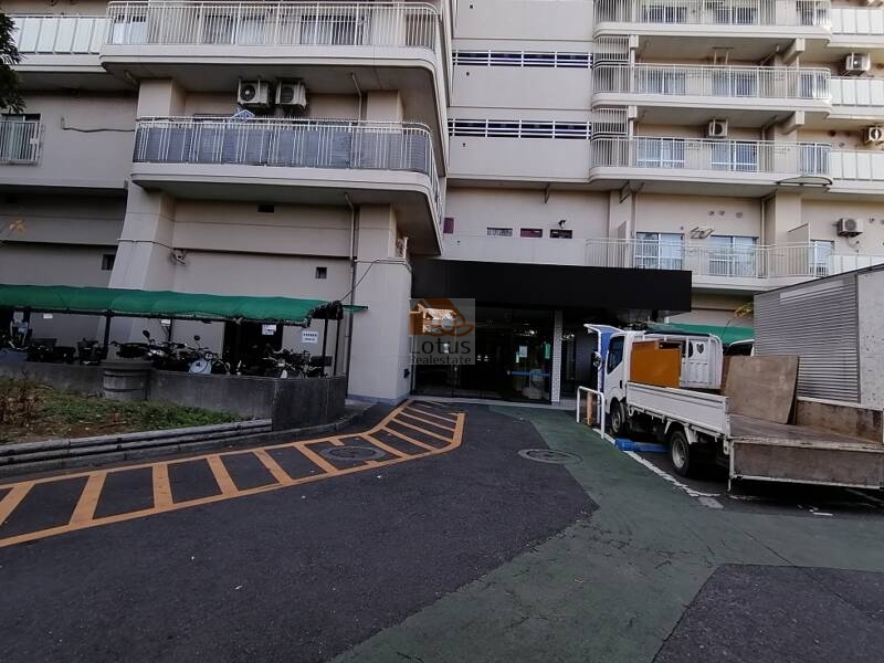 サンシティＤ棟 (6)｜エントランス脇には駐輪場があります。