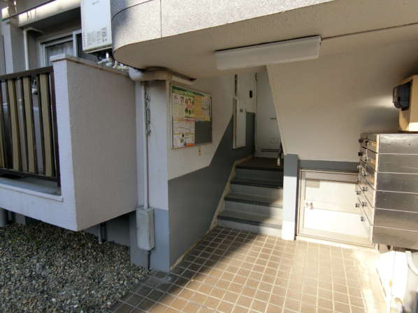 中野南台第１ローヤルコーポ外観・共用部4｜階段となっています。