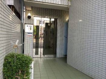 ペット飼育が可能です。エントランスはオートロック式です。大通りに面していることもあり、防犯上安心です。