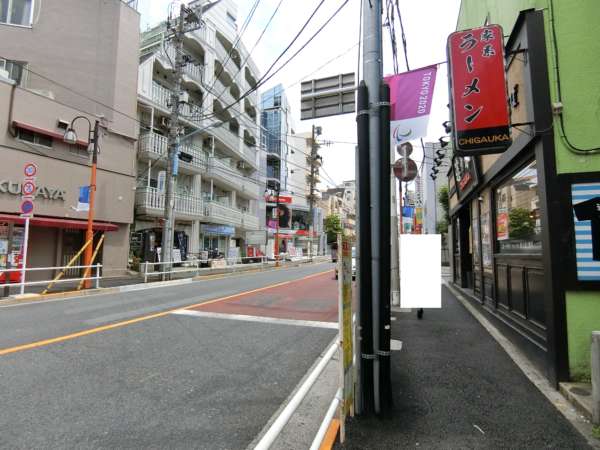 コープ戸山台アプローチ2｜駅を出るとすぐ交差点があります