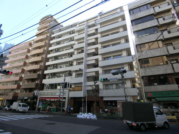 中銀築地マンシオンアプローチ4｜「居留地中央通り」にあたると、行き止まりにあたります。そこが中銀築地マンシオンです。