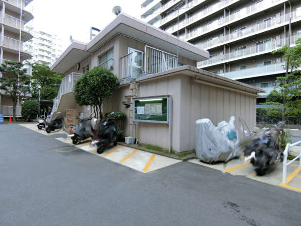 東陽町ガーデニア外観共用部17｜敷地が大きいため集会室の設置もあります。