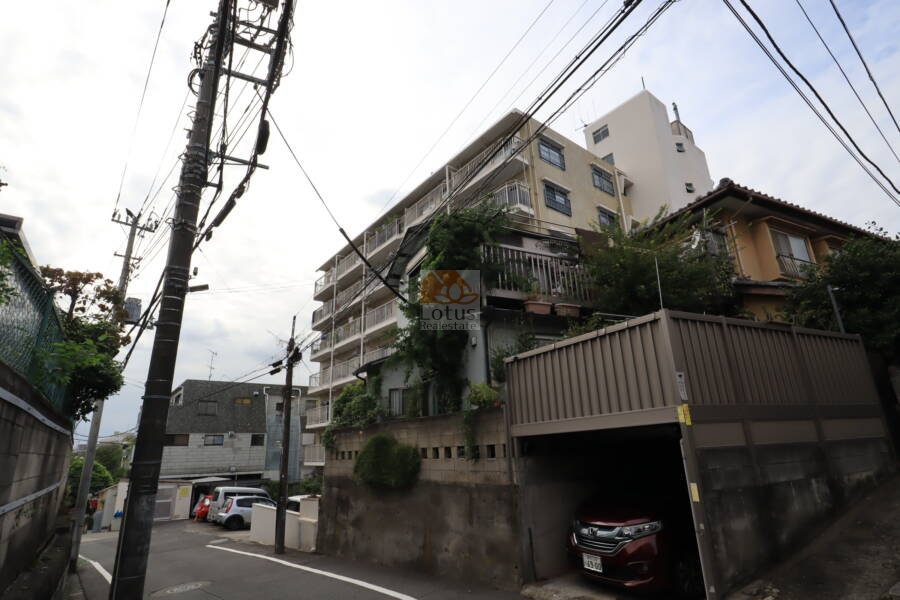 カサベルド富士見外観2｜写真だと若干分かりにくいかもしれませんが、坂を下ってくる中腹のところにあります。