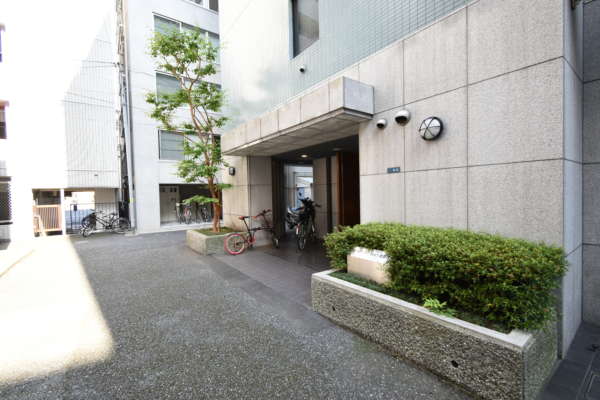 シーアイマンション浅草橋外観共用部｜シーアイマンション浅草橋のエントランスです。エントランスは通りから少し入ったところにあります。