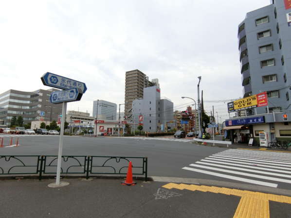 東陽町ガーデニアアプローチ4｜明治通りとの交差点「日曹橋交差点」に出ますと、北上します（亀戸方面）。ゆで太郎 南砂店が目印。この交差点は交通量が多いため、亀戸から来た車を葛西に流すレーンを拡幅する都市計画があります。