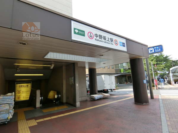 中野坂上駅Ａ１出口｜ヴィラセレーナ中野の最寄り駅は中野坂上駅です。Ａ１出口が良いでしょう。駅出口は山手通りの整備された街路に面しています。