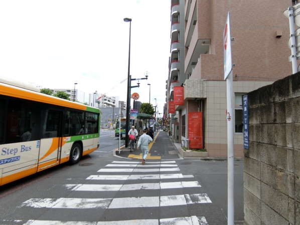 コスモ西大島ロイヤルフォルムアプローチ4｜バス通りとしても機能していて、亀戸・東陽町方面に連絡する道路です。