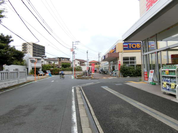 シーアイマンション新小岩親水公園アプローチ11｜道は本一色天祖神社、東武ストアとクリエイトＳ・Ｄの真ん中を通ります。これらの施設を横目に見て直進します。