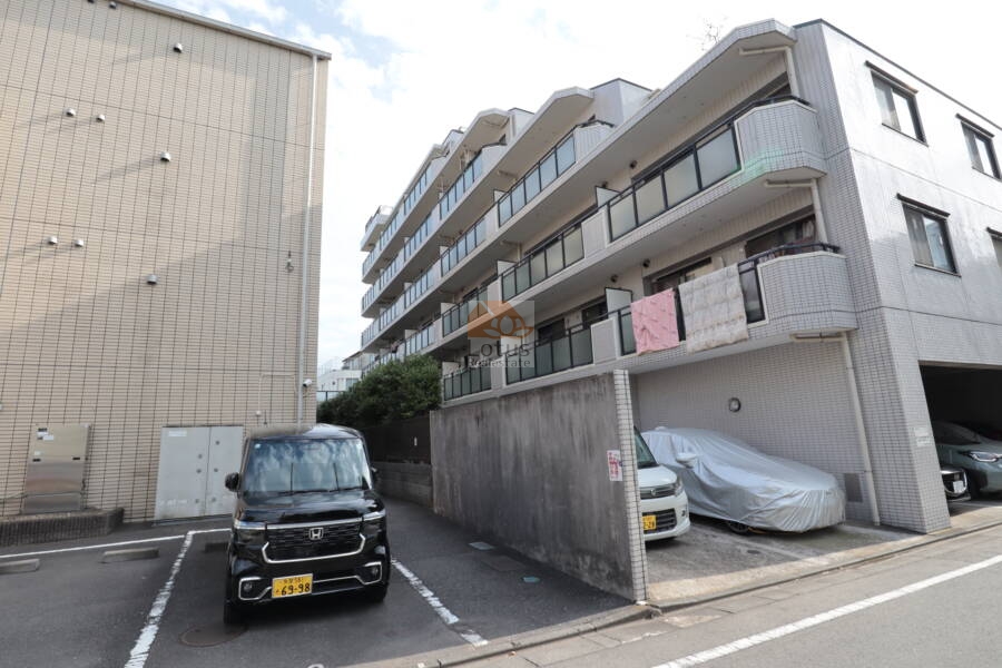 クリオ武蔵関壱番館の外観：正面全体が写され、低層部から高層階までのバルコニー配置が明確に確認できます。全体に統一感があり、管理状態の良さを感じさせます。