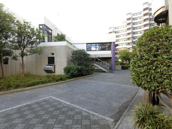 ルネ門前仲町外観共用部7｜敷地は広大であり、配棟の中にも緑がふんだんにちりばめられています。