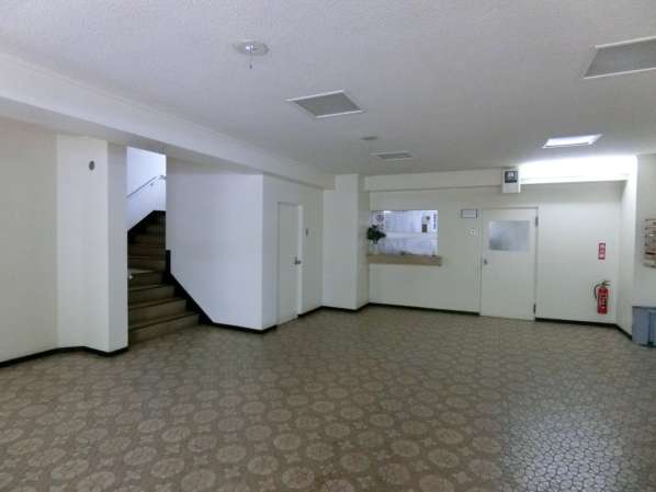 梅島ハイツ外観共用部11｜エントランスホールです。管理総会などはここですることが多いそうです。
