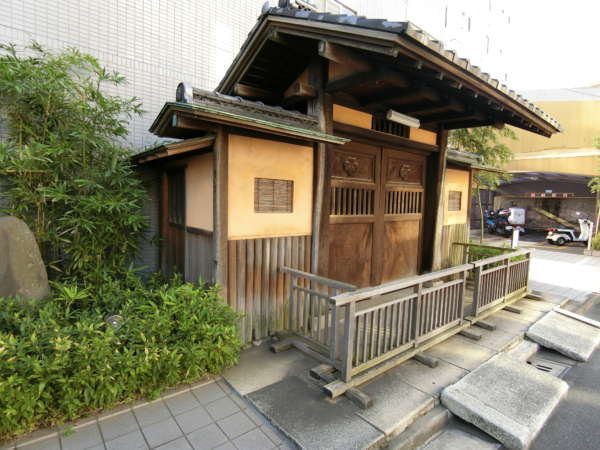 ランドール根岸アプローチ7｜数寄屋門の脇を通り過ぎます。以前の住居の遺構でしょうか。