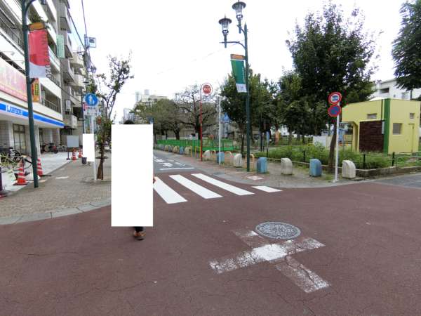 日商岩井竹の塚マンションアプローチ5｜西に向かって直進をします。駅の北側にある「舎人公園通り」という道を通るので、その日の気分でいろんなアプローチがあると思います。