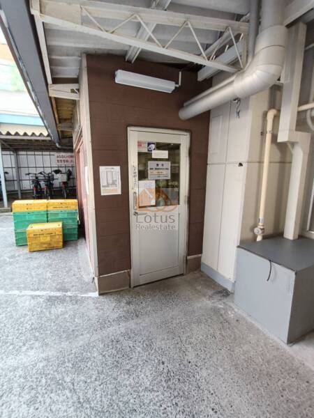 清澄ハイツゴミ置場１｜ゴミ置場は、敷地内に設けられた専用スペースで、整理整頓が行き届いています。住民のマナーの良さと管理の丁寧さが伝わってきます。
