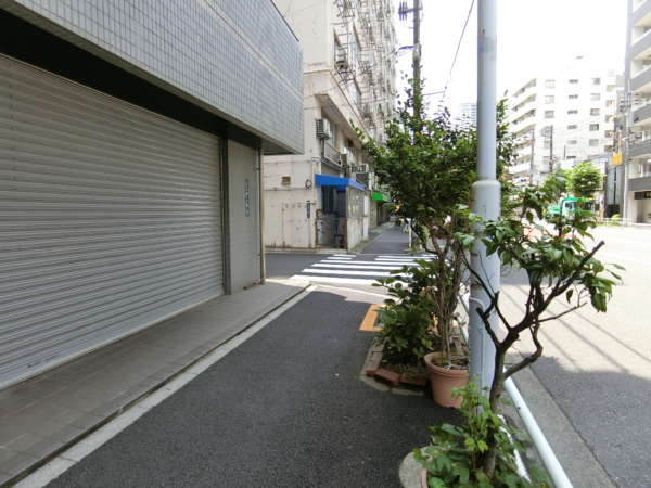 中銀上野小島マンシオンアプローチ2｜モリスというマンションの建物を通り過ぎたら、路地を左に曲がります。