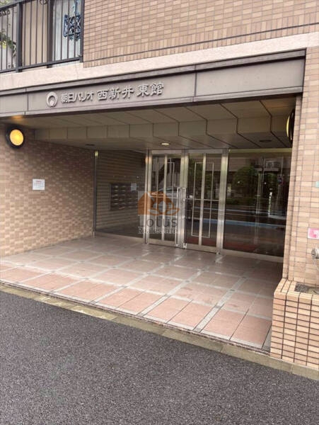 朝日パリオ西新井東館エントランス２｜東京女子大通りに面しています。