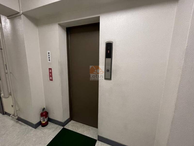 豊玉マンションエレベーター｜エレベータは少しかわいらしいサイズでした。この奥に管理人室がありました。