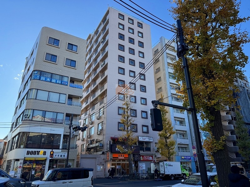 青梅街道沿いに立つ縦長のフォルムが印象的で、南阿佐ヶ谷駅徒歩1分という立地らしいテンポ感のある街並みに自然と溶け込んでいます。低層部に店舗が並ぶ構成は、日常動線をエントランスまでコンパクトにまとめたい人に向いています。阿佐ヶ谷陵雲閣マンションは、昭和48年築、13階建てのマンションです。