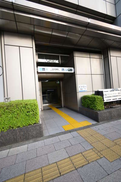 パシフィック魚籃坂アプローチ1｜パシフィック魚籃坂の最寄り駅は白金高輪駅です。駅は白金１丁目の交差点の直下にあります。
