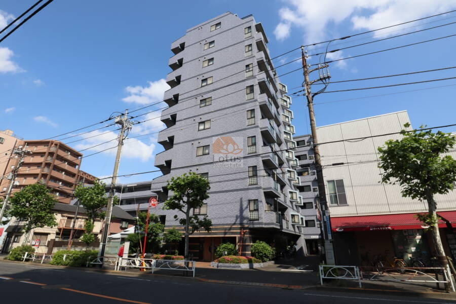 セザールプラザ曳舟外観2｜マンションの向かいにはコンビニエンスストは、裏手には小さな公園があります。