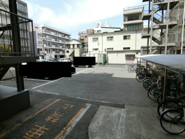 エムエフ両国共用部1｜駐車場と駐輪場は中庭部に設置されています。