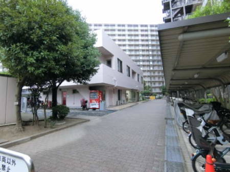 木場サニータウン外観共用部12｜そのうえで、マンションの集会室・管理棟も備わっています。