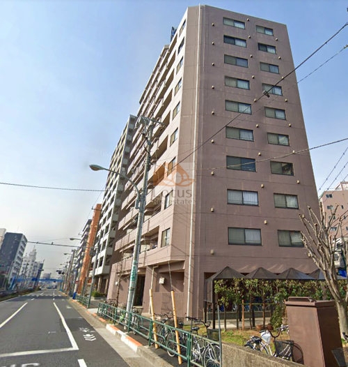 キャッスルマンション小岩の南西角から撮影した全景で、11階建ての堂々とした外観が蔵前橋通り沿いにそびえます。駅徒歩6分の利便性と、開放的な眺望が魅力の立地です。キャッスルマンション小岩は、平成8年築、11階建てのマンションです。