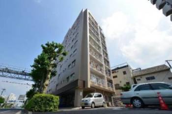 丈夫なSRC構造を取り入れた9階建てのマンションです。西武池袋「富士見台」駅から徒歩13分、「中村橋」駅より徒歩１２分です。目白通り沿いに立地するので、車での移動にも便利です。