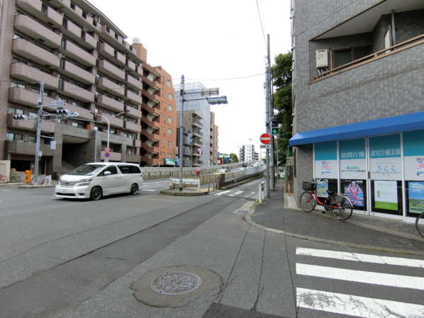 コープ野村大島アプローチ1｜さらに進みますと、小名木川に出合います。丸八橋を通って小名木川を渡ります。橋本体にも歩行者が通ることができるスペースはありますが、本日は脇道を進んでみます。
