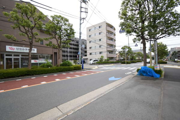 ライオンズガーデン葛西アプローチ｜１分ほど進むと、歯科が見えます。この路地を左折すると、すぐ右手にライオンズガーデン葛西があります。