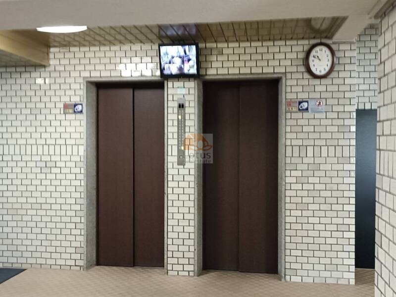 清澄ハイツエレベーター１｜エレベーターは２基設置され、混雑時もスムーズな移動が可能です。防犯カメラも設置されており、安心して利用できる共用空間となっています。