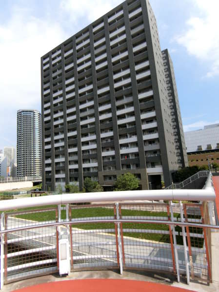 晴海テラスアプローチ9｜「朝潮小橋」を渡ると、運河のほとりに「晴海テラス」はあります。