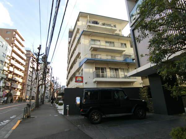 ハイネス中野アプローチ5｜ハイネス中野の南側部分の建物が見えてきました。