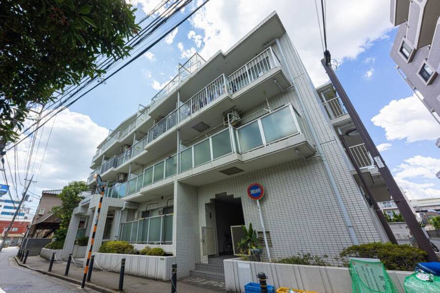 綾瀬駅から徒歩6分の場所にあり、落ち着いた住宅エリアの中で白タイルの外観がやわらかく光を跳ね返していて、街の雰囲気ともうまく馴染んでいます。新耐震基準の建物で、外側のバルコニーラインも整っており、日常の移動が気楽にこなせるポジションです。ライオンズマンション綾瀬第２は、昭和62年築、5階建てのマンションです。