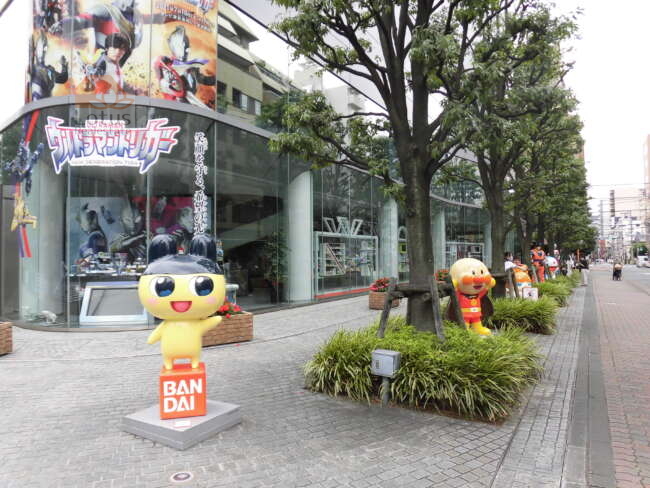 バンダイ本社 (2)｜バンダイ本社ビルが近くにあります。見たことあるキャラクターが並んでいます。