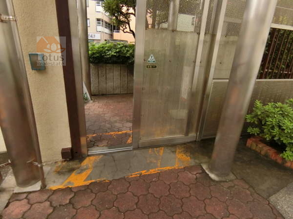 中葛西スカイハイツ外観共用部11｜オートロックとなった自動ドアであり不要な外部者をシャットアウトしています。
