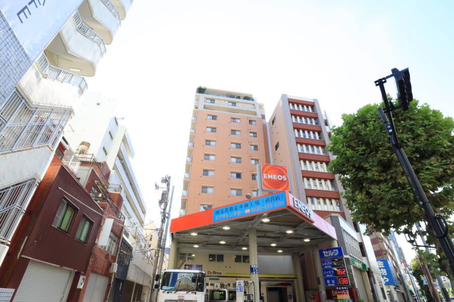 ルミエール東神田外観4｜現地はガソリンスタンドを経て千葉街道があります。