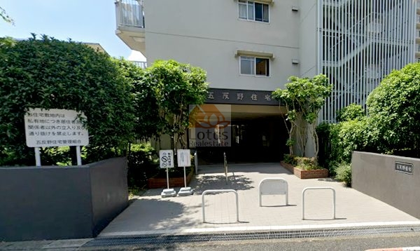 五反野住宅Ａ棟エントランス１｜アプローチは奥行きがあります。