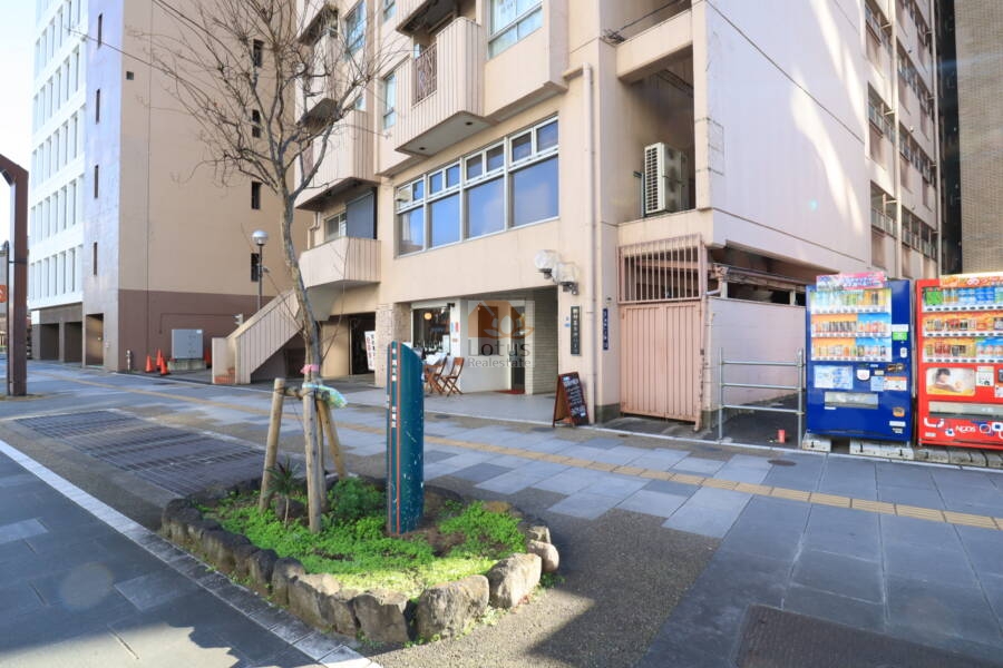 駒形茜日伸ハイツエントランス1｜また隅田川が徒歩２分ほどなので、隅田川テラスをおお散歩したり夏には隅田川花火大会を近くで楽しむことができます