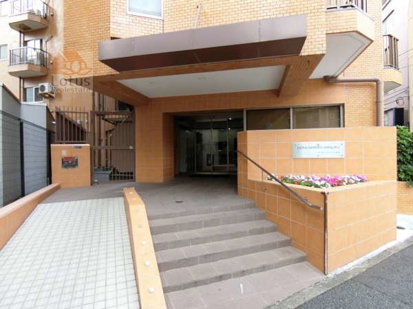 ライオンズガーデン新宿外観共用部4｜エントランスです。館銘板がおしゃれですね。