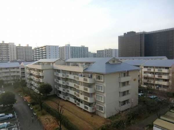 清新中央ハイツ８号棟外観２｜８号棟です。昭和６１年築の５階建て、エレベーターはありません。