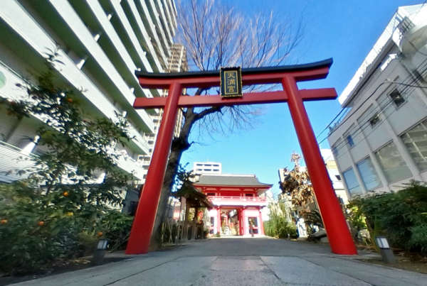 アルテール新宿-鳴子天満宮｜周辺は高層ビルが立ち並ぶエリアですが、マンションのお隣には赤い鳥居がきれいな「成子天神社」がちょっとした都会のオアシスとなっています。境内の「富士塚」はパワースポットとされているそうです。
