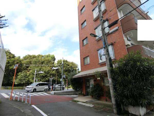セザール東大久保外観共用部3｜１階部分は「