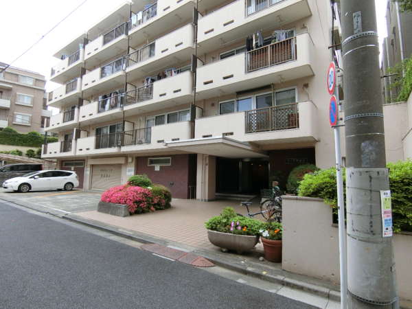 コープ戸山台外観共用部12｜コープ戸山台は8階建てです。野村不動産旧分譲の管理体制良好なマンションです。コープ戸山台のエントランス。しっかり作り込まれています。