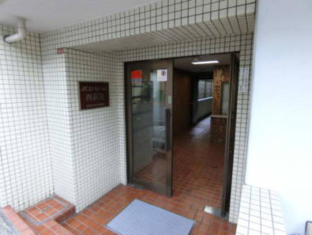 パレドール西荻窪外観共用部3｜小さなエントランスに入ってみましょう。スロープなどはありませんでした。