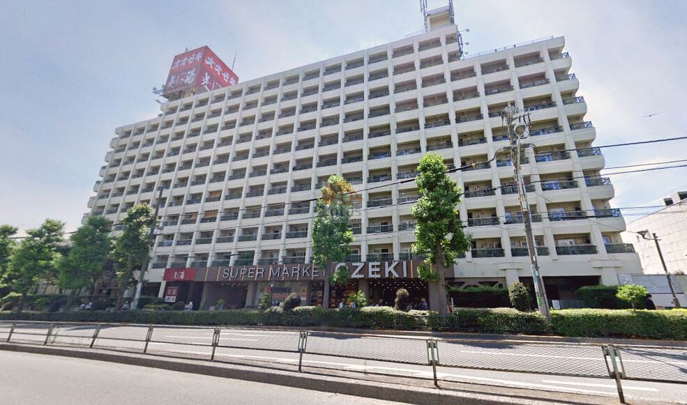 環八通り沿いにずらりと並ぶバルコニーと、1階の「オオゼキ高井戸店」の看板が目に入る外観です。道路側には街路樹と植栽が続き、車の流れを感じつつも視線が抜ける景色になっていて、「高井戸」駅徒歩2分の軽快さと、日々の買い物がすぐ下で完結する利便性のバランスが分かりやすく伝わります。高井戸第２ハイホームは、昭和52年築、11階建てのマンションです。