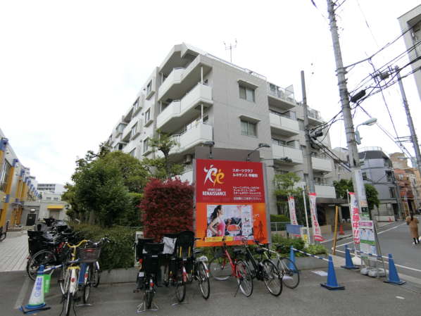 ハイツ面影橋外観共用部9｜南側はスポーツクラブとなっています。低い建物です。
