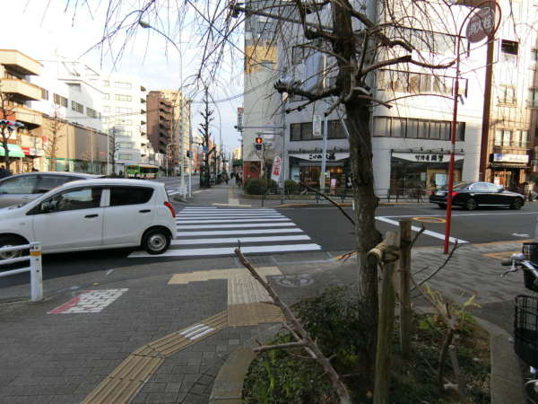 入谷松が谷マンションアプローチ5｜交差点に付いたら右折します。