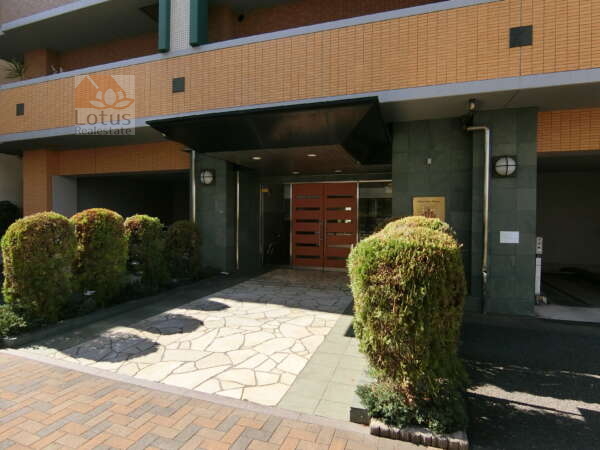 ロータリーパレス北千住外観共用部5｜１階のエントランスは通りに面しており見通し良好です。