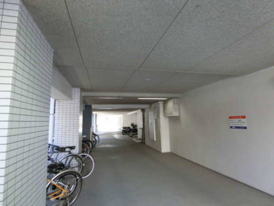 ダイナシティ新中野外観共用部8｜エントランスの左手に駐車場・駐輪場となる共用部があります。